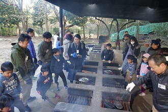 写真：野外炊事の様子