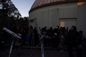 写真：天体観望の様子