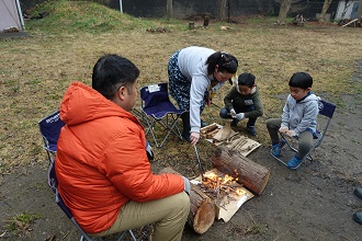 写真：火を囲もうの様子