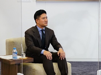 記念会談時の村越村長の様子