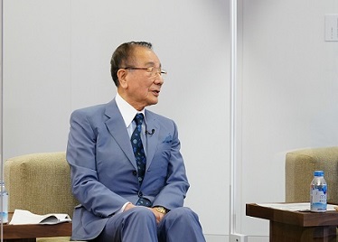 記念会談時の片岡観光協会会長の様子