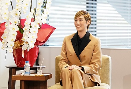 記念会談時の愛月大使の様子