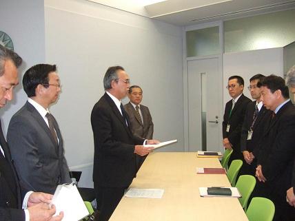 写真:要望書提出の様子