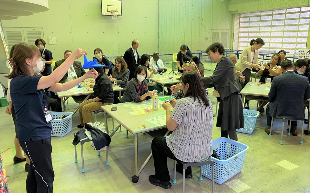 写真：中央こども館で折り鶴体験をするガーデナ市公式訪問団