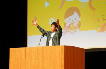 写真：講演会を行う田村裕氏