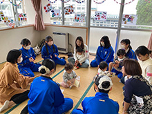 写真：国分高校生と乳幼児親子のふれあい交流の様子1