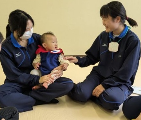 写真:市川南高校の生徒が赤ちゃんを膝にのせて触れ合っている様子