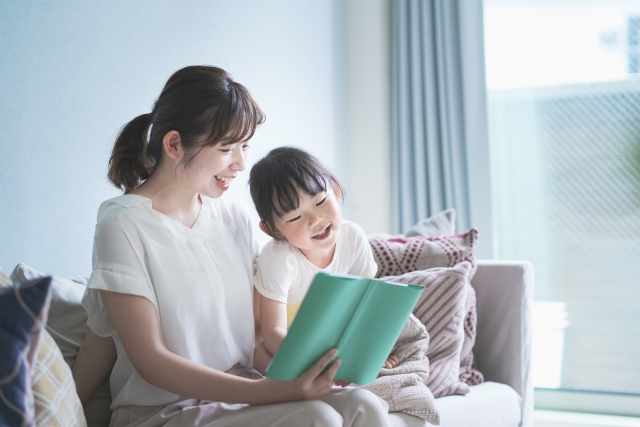 写真：本を読む女性と子ども