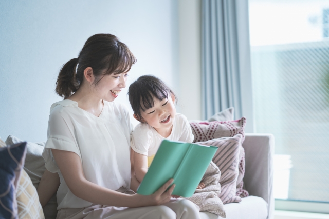 写真：本を読む女性と子ども