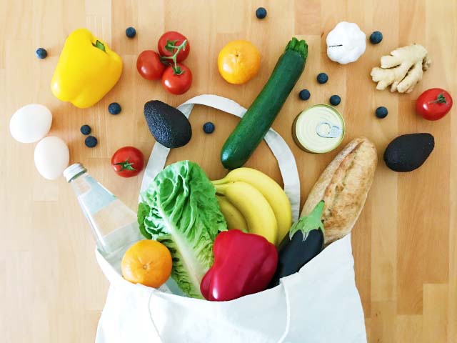 写真：トートバッグに野菜や果物が入っている様子