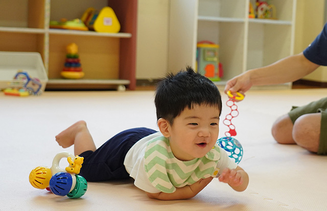 写真：おもちゃで遊んでいる子ども