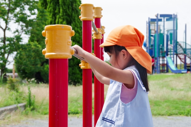 写真：鉄棒を掴む女の子