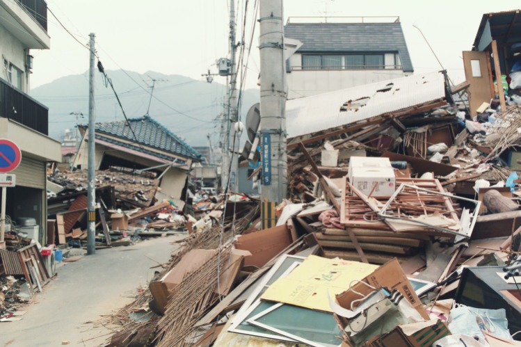写真：阪神淡路大震災の被災状況　多くの家屋が倒壊している様子