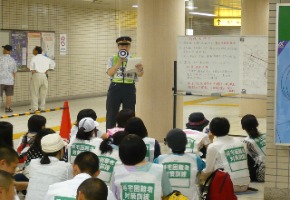 写真：都営新宿線本八幡駅訓練