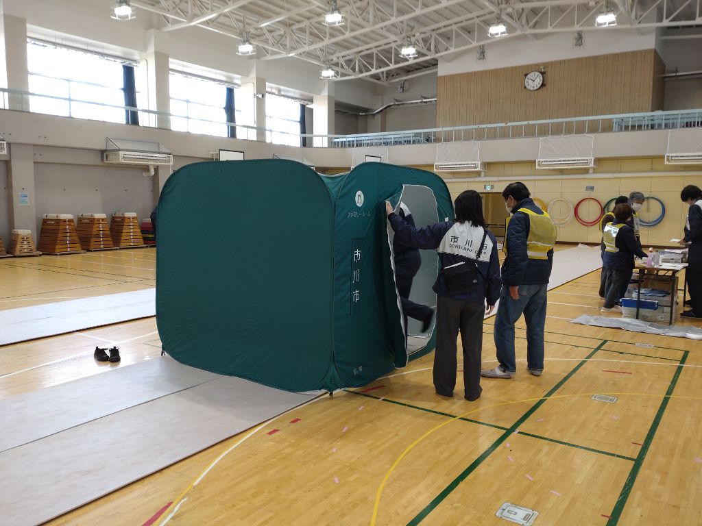 写真：避難所（テント開設）の様子