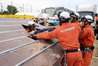 写真：倒壊家屋からの救助の様子