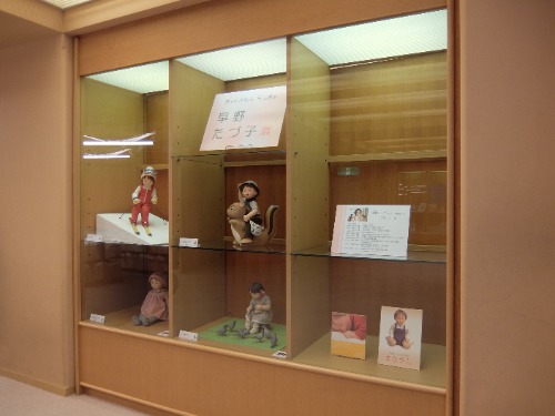 写真：人形が飾られているガラスケース