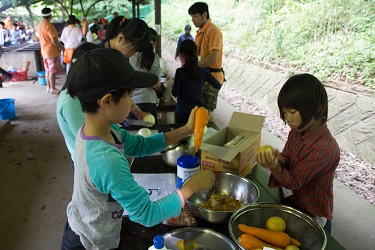 青少年相談員　紹介ページ　写真：野外炊事 