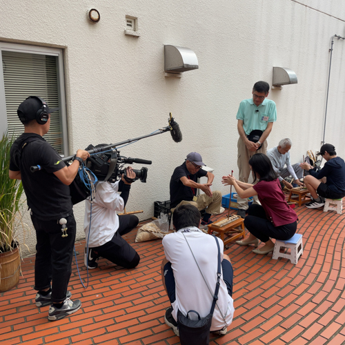 写真：縄文式火おこしに挑戦