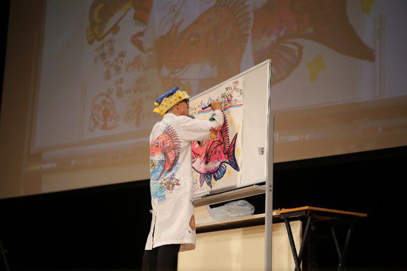 写真:さかなクン講演会の様子2