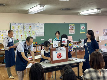 写真：読み聞かせの様子