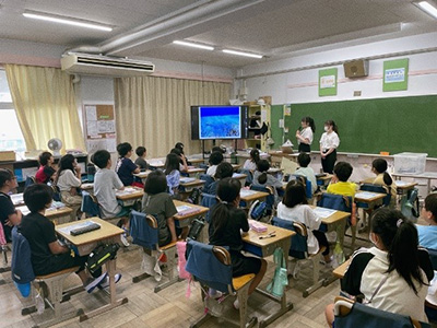写真:「未来ノート」を用いた授業の様子1