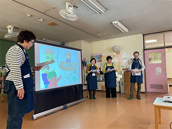 写真：環境紙芝居の読み聞かせの様子（1）