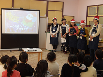 写真：環境紙芝居の読み聞かせの様子（2）