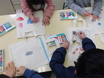 写真：エコバッグ作りの様子（1）