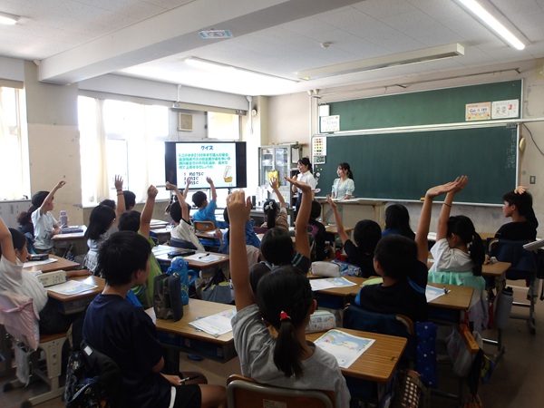 写真：「未来ノート」を用いた授業の様子1