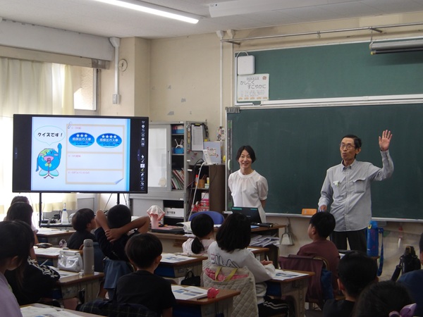 写真:「未来ノート」を用いた授業の様子2