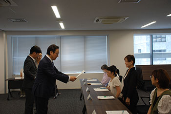 写真：委嘱状交付の様子