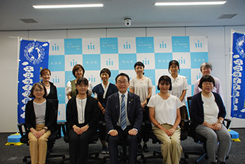 写真：委嘱式での集合写真