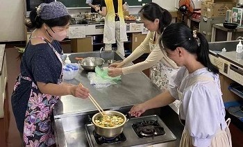 写真：食ロス削減勉強会エコクッキングの様子