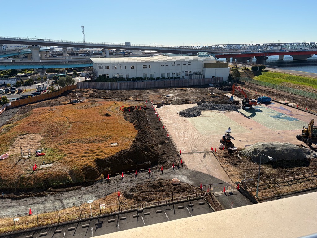 写真:既設構造物解体作業中