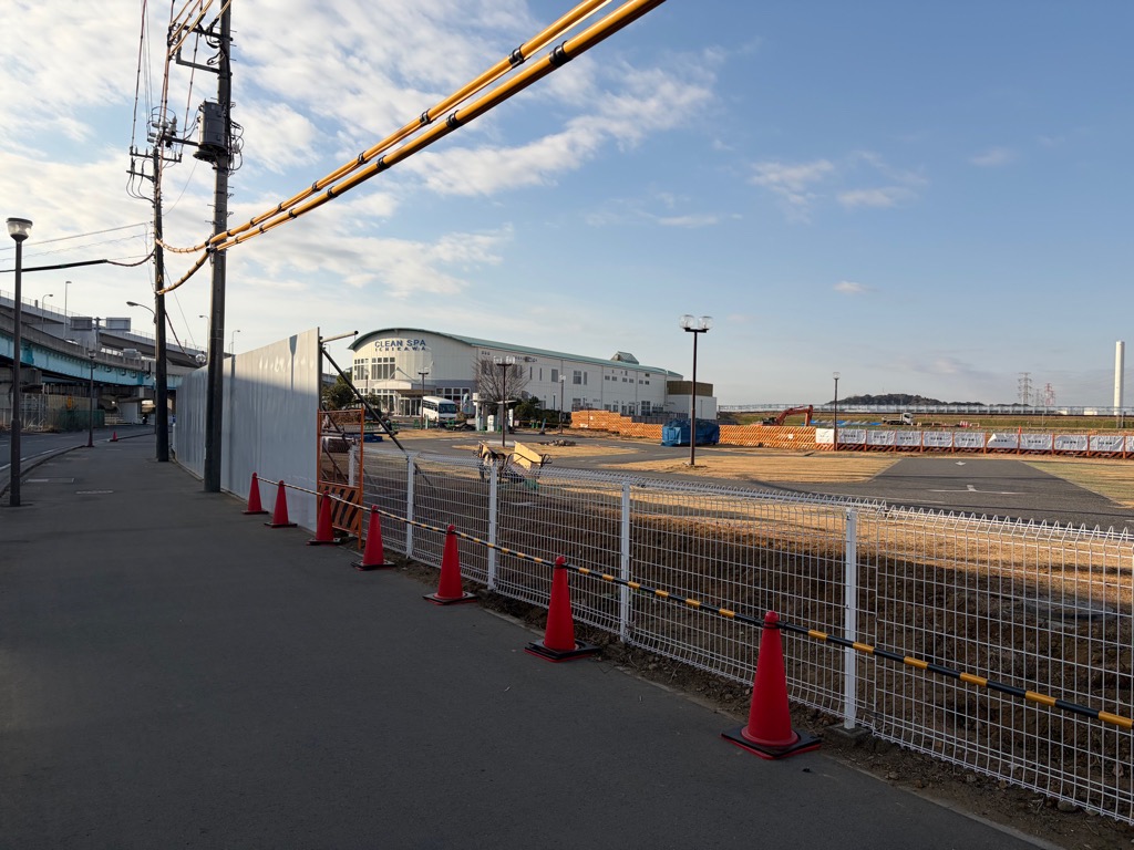 写真：道路側仮囲い設置作業風景
