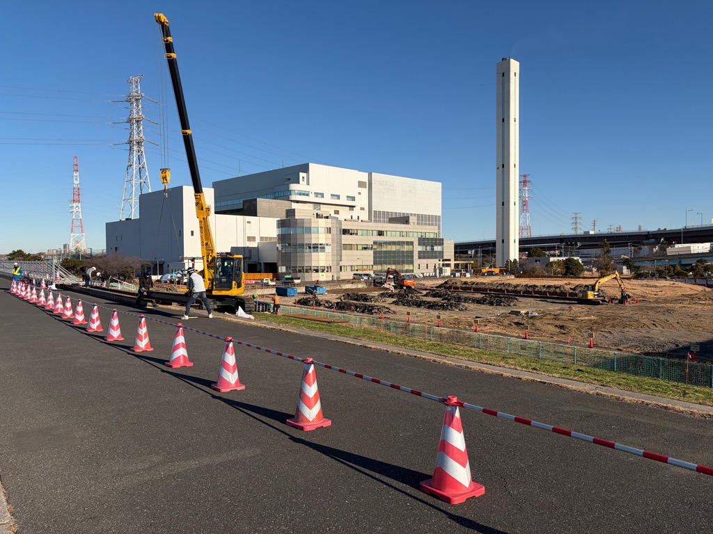 写真：河川側仮囲い設置作業風景