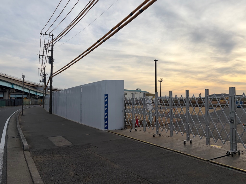 写真：道路側仮囲い設置作業完了