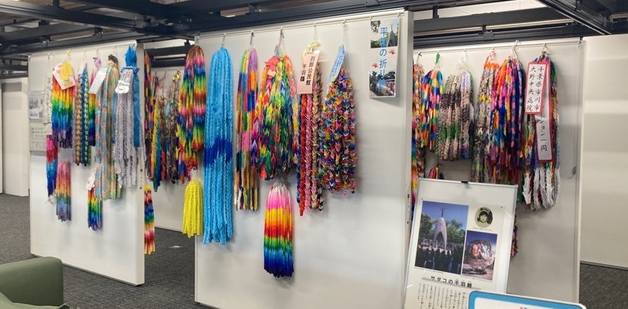 写真：千羽鶴が展示されている様子