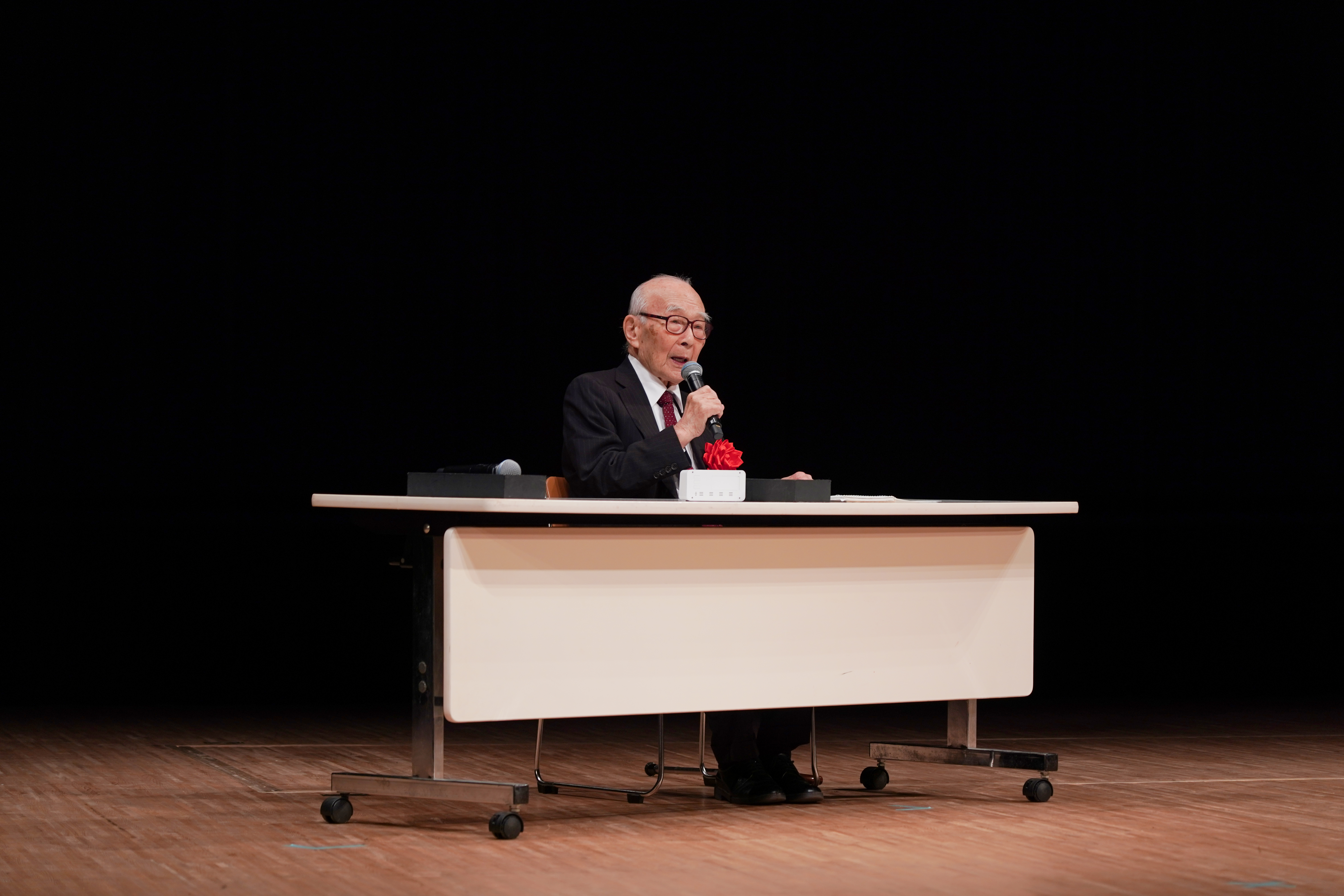 写真：田中熙巳氏が話している様子