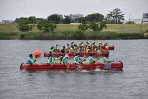 写真：3艇のEボートが江戸川でレースをしている様子