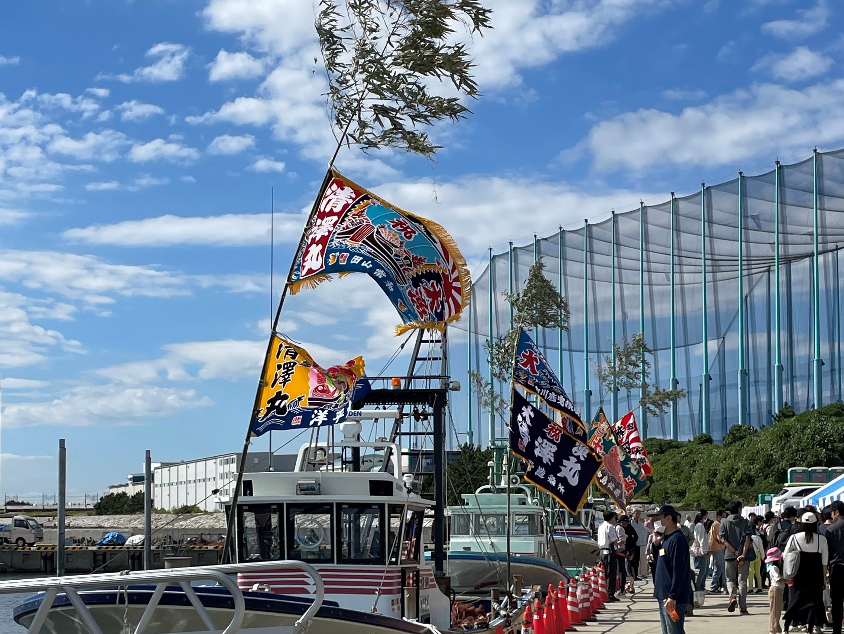 大漁旗を掲げた船の写真