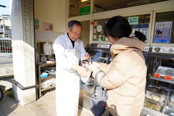 鮮魚店での生ノリ販売の様子の写真