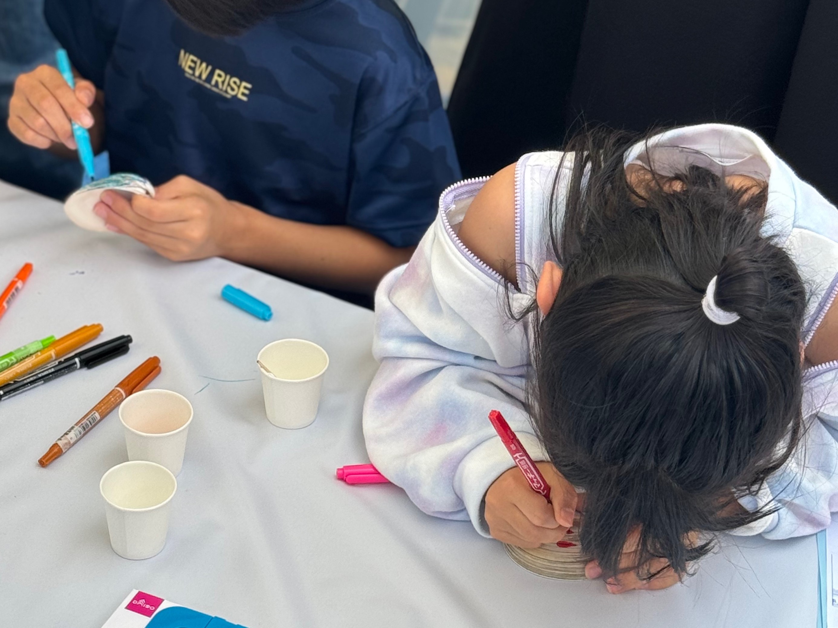 貝殻細工の様子の写真