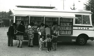 写真：1976（昭和51）年、第2みどり号で本を選ぶ人々