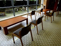 レファレンスライブラリー大型本横の椅子（写真画像）