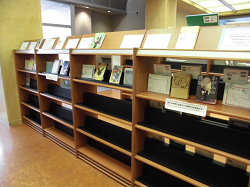 写真:第七中学校POP展示のようす 写真:第七中学校POP展示のようす