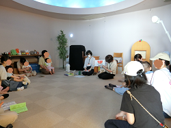 写真:はじめまして赤ちゃん絵本 会の様子 写真:はじめまして赤ちゃん絵本 会の様子
