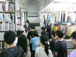 写真:図書館ツアーの様子 写真:図書館ツアーの様子