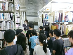 写真：図書館ツアーの様子